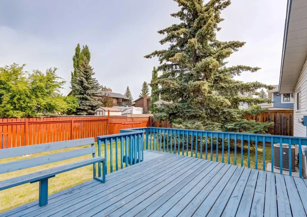 7956 71 Avenue NW Calgary AB T3B 4J3