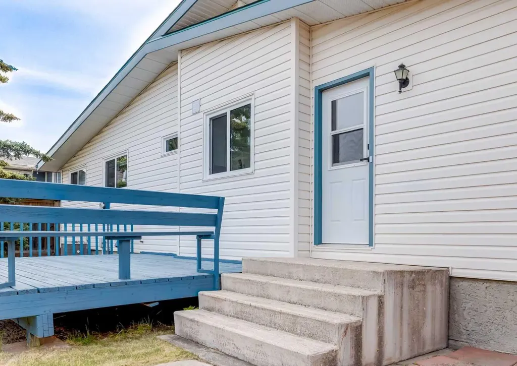 7956 71 Avenue NW Calgary AB T3B 4J3