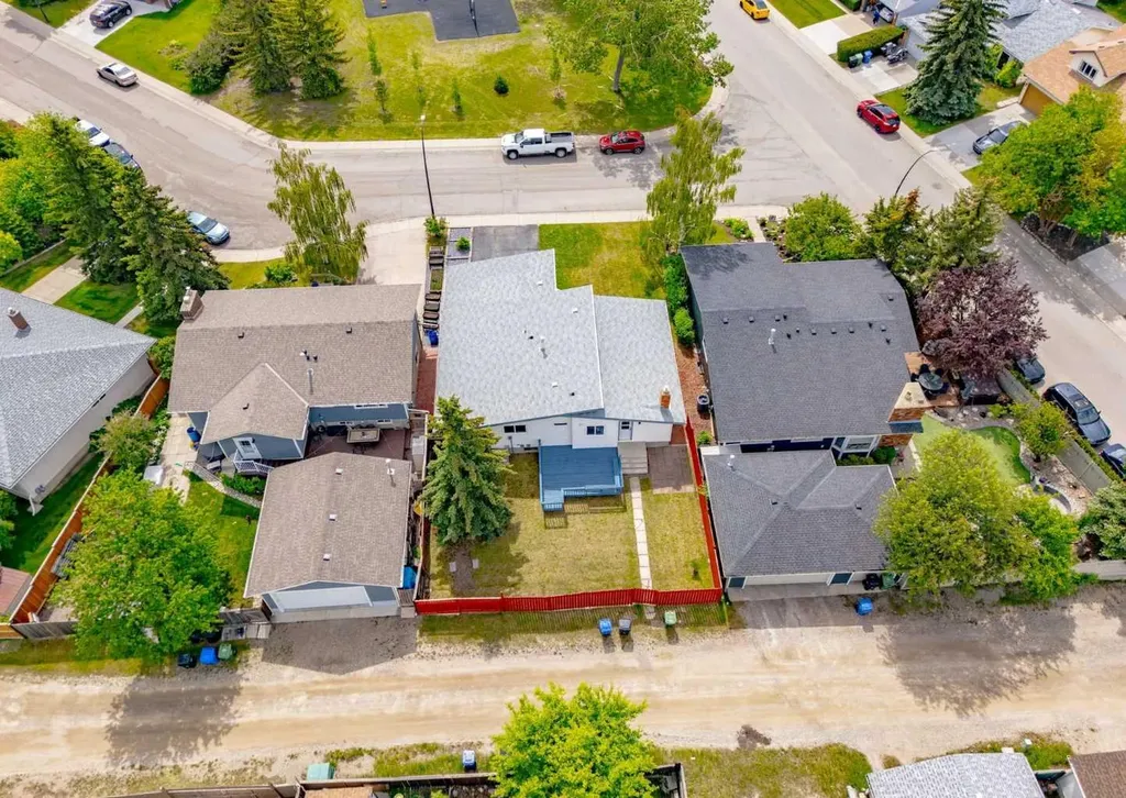 7956 71 Avenue NW Calgary AB T3B 4J3