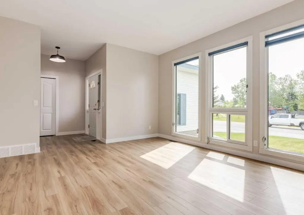 7956 71 Avenue NW Calgary AB T3B 4J3