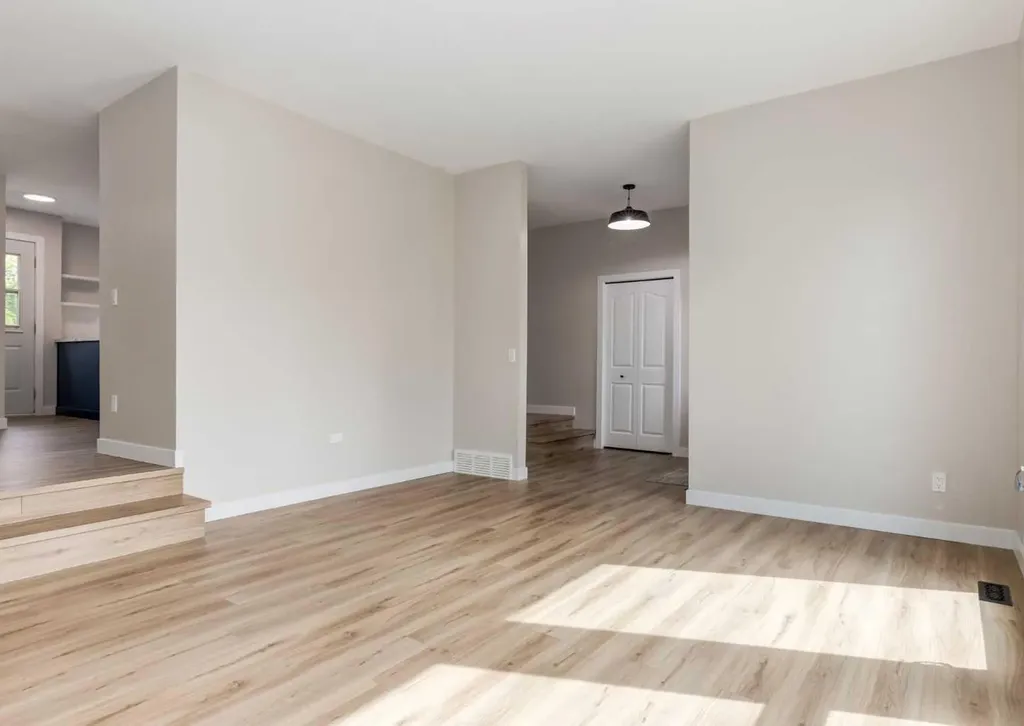 7956 71 Avenue NW Calgary AB T3B 4J3