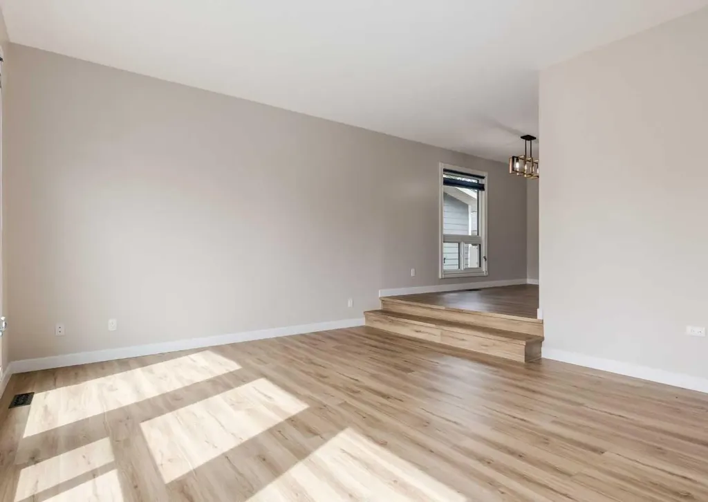 7956 71 Avenue NW Calgary AB T3B 4J3