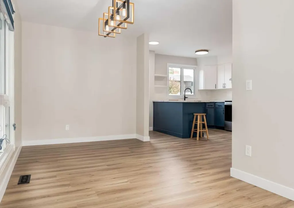 7956 71 Avenue NW Calgary AB T3B 4J3