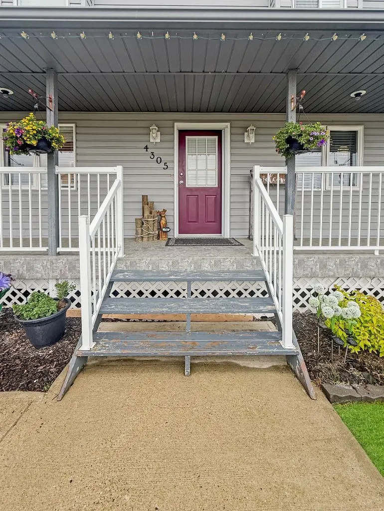 4305 47 Avenue Mayerthorpe AB T0E 1N0