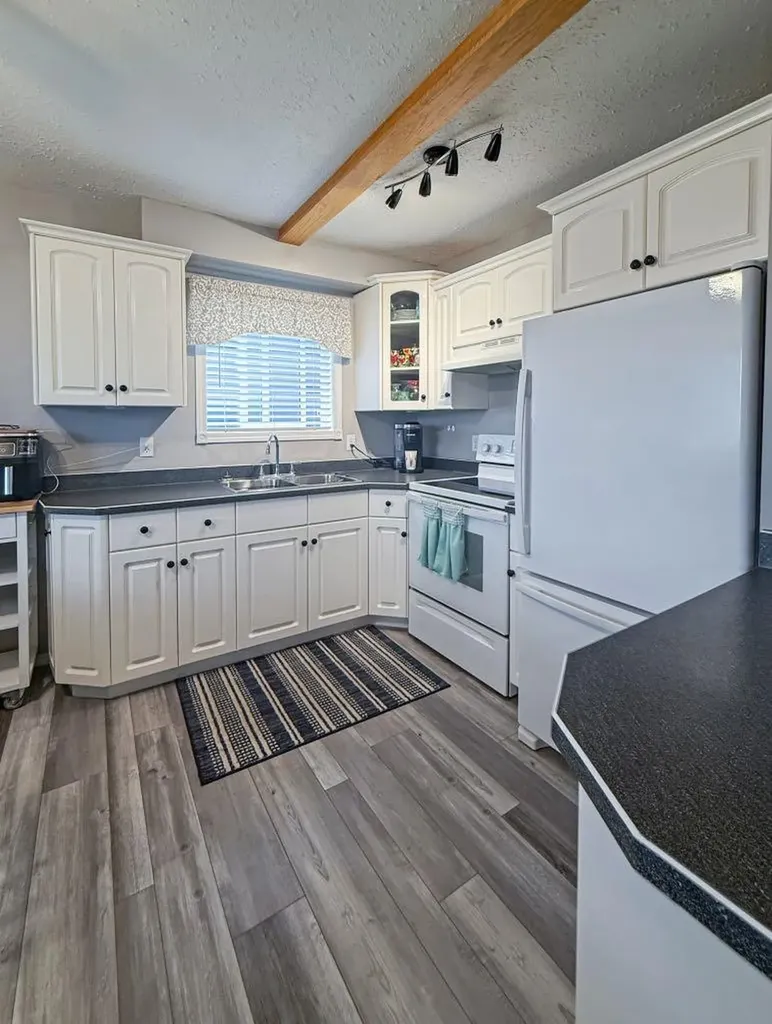 4305 47 Avenue Mayerthorpe AB T0E 1N0