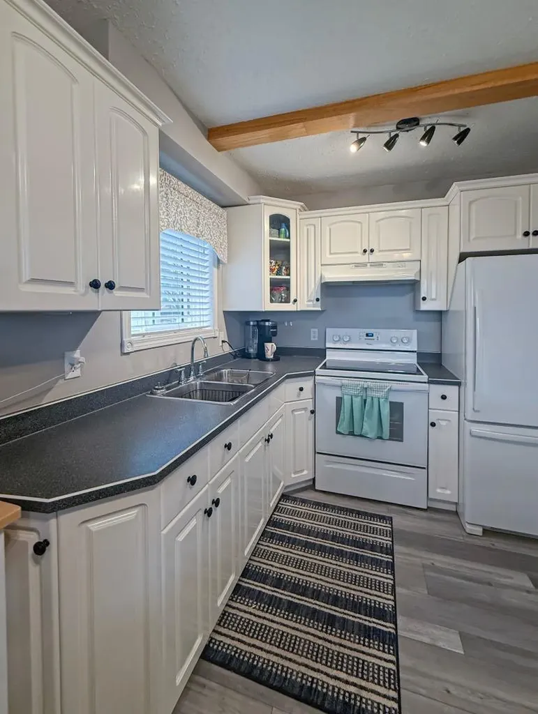 4305 47 Avenue Mayerthorpe AB T0E 1N0