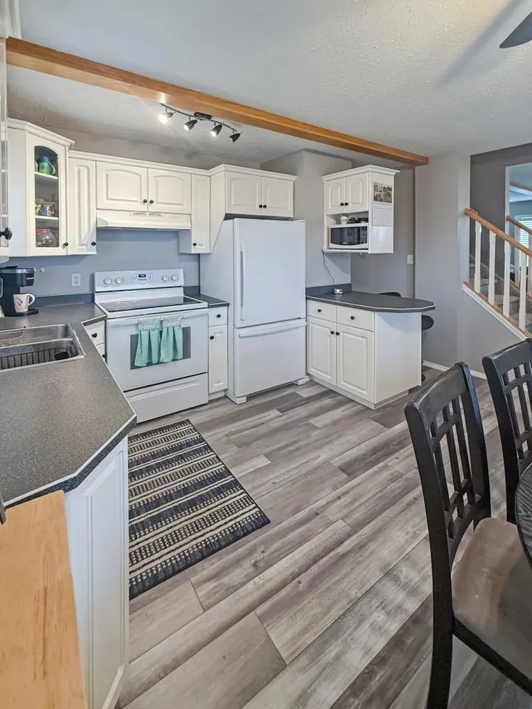 4305 47 Avenue Mayerthorpe AB T0E 1N0