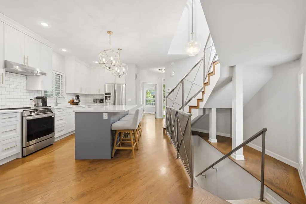923B 4a Street NW Calgary AB T2N 1P8