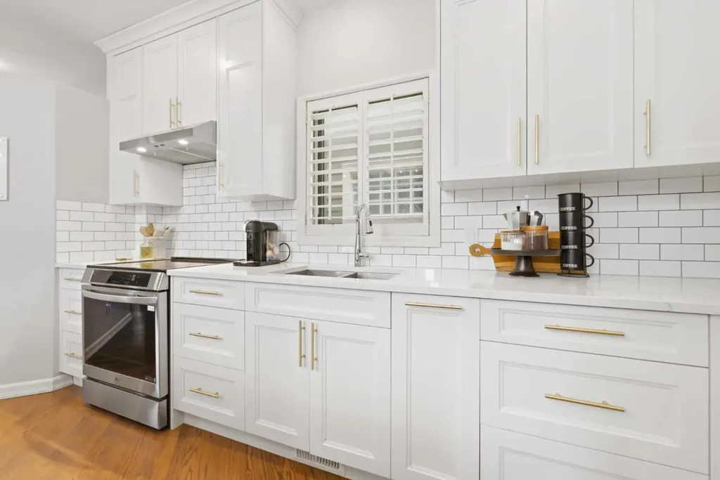 923B 4a Street NW Calgary AB T2N 1P8