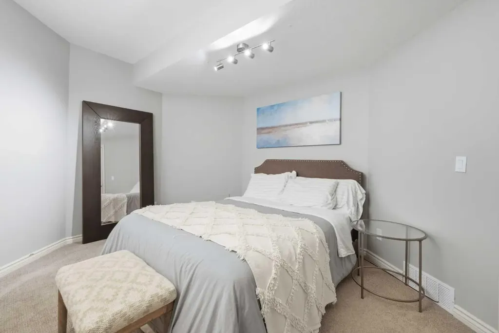 923B 4a Street NW Calgary AB T2N 1P8