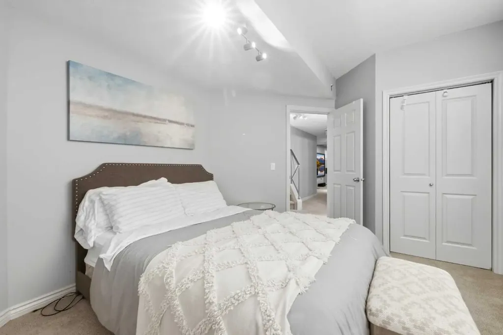 923B 4a Street NW Calgary AB T2N 1P8