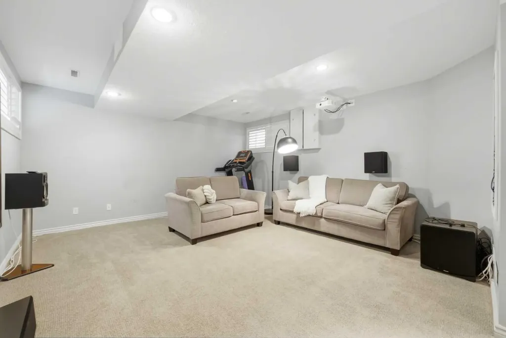 923B 4a Street NW Calgary AB T2N 1P8