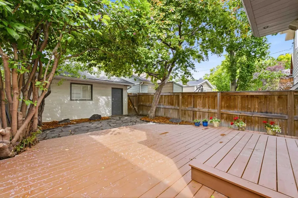 923B 4a Street NW Calgary AB T2N 1P8