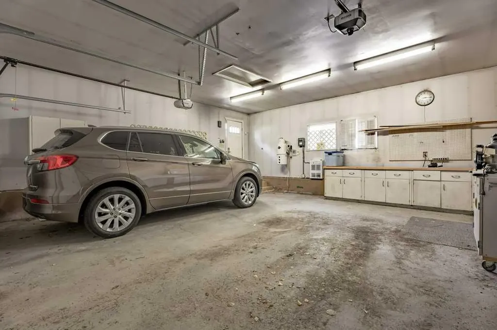 2843 Cedar Ridge Drive SW Calgary AB T2W 2B2
