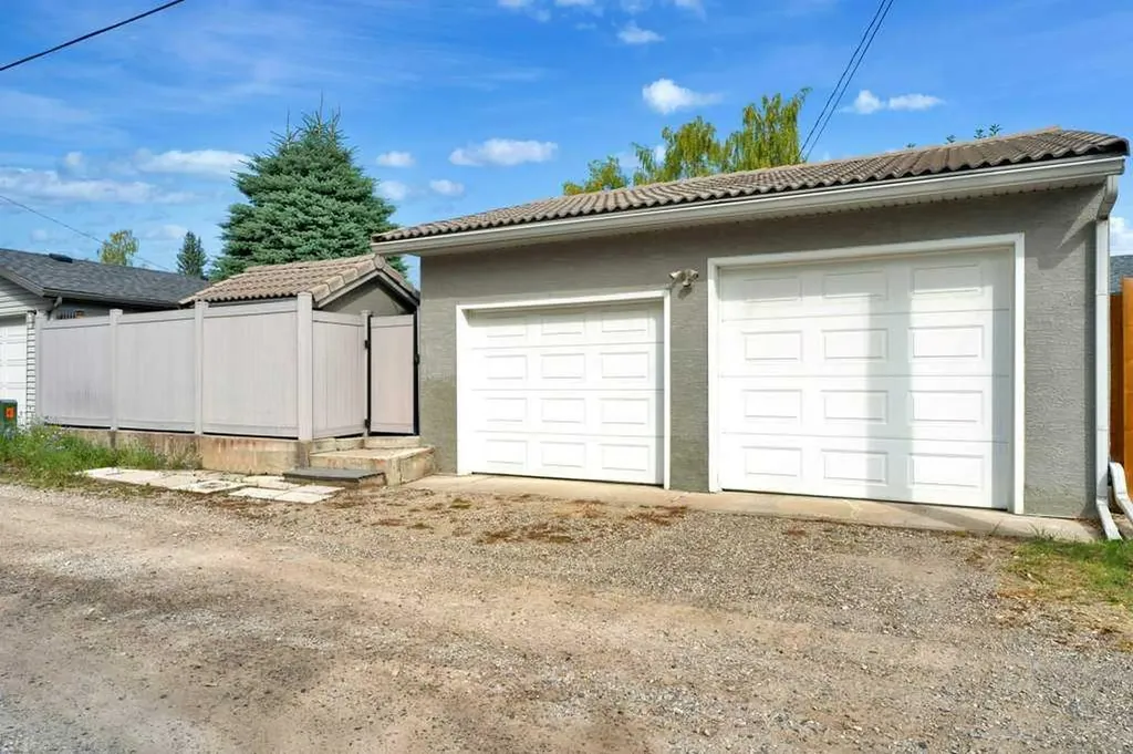 2843 Cedar Ridge Drive SW Calgary AB T2W 2B2