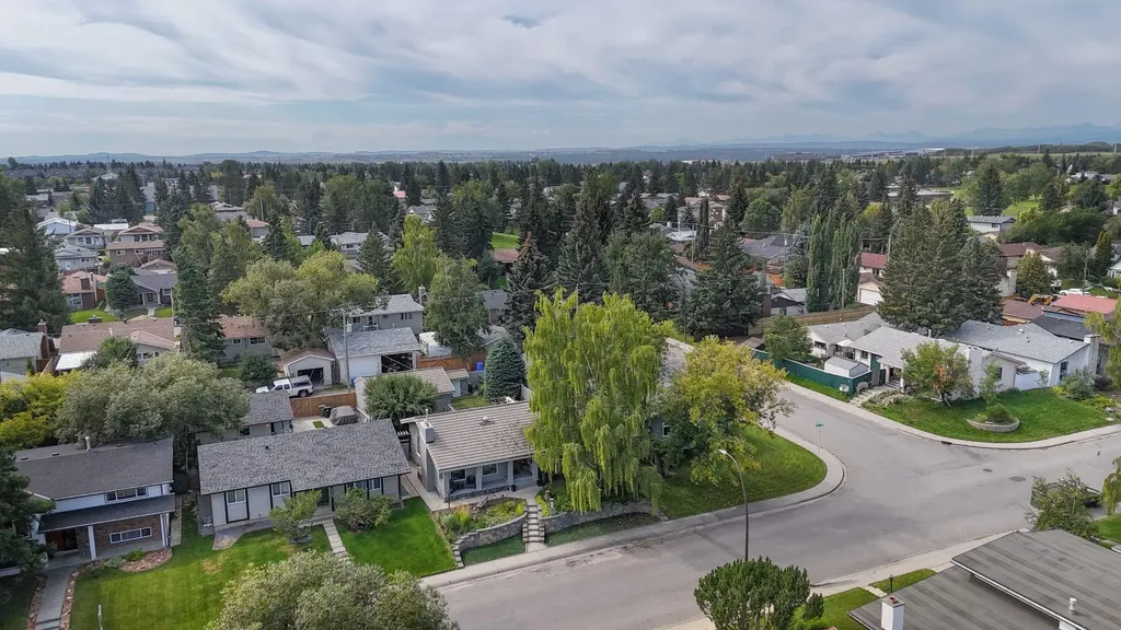 2843 Cedar Ridge Drive SW Calgary AB T2W 2B2