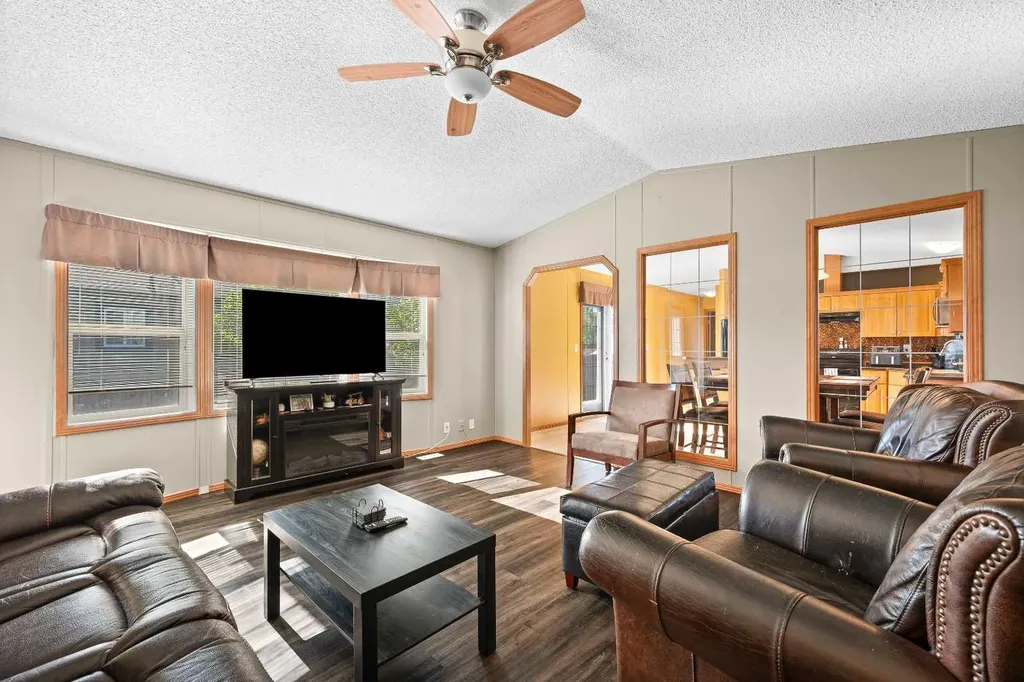 5207 52 Avenue Blackfoot AB T0B 0L0
