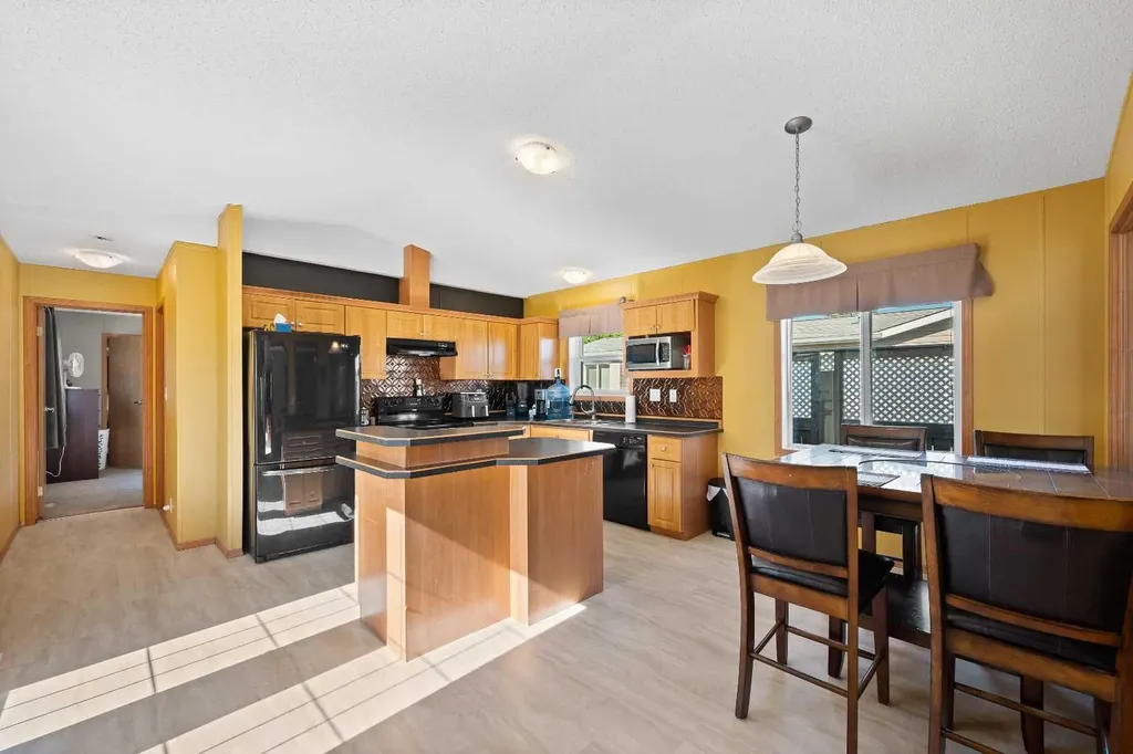 5207 52 Avenue Blackfoot AB T0B 0L0