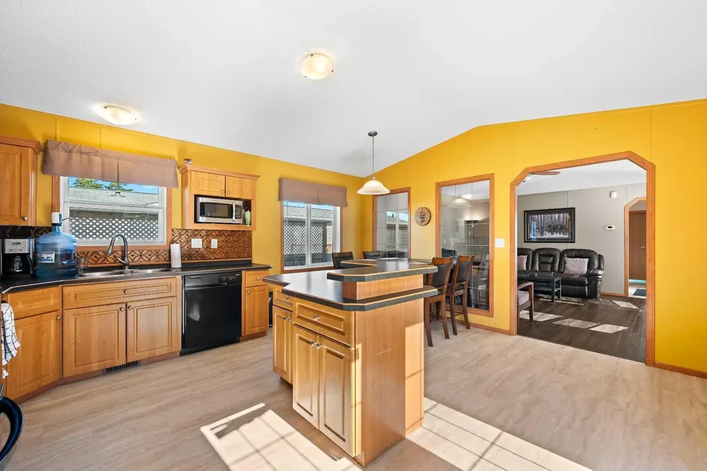 5207 52 Avenue Blackfoot AB T0B 0L0