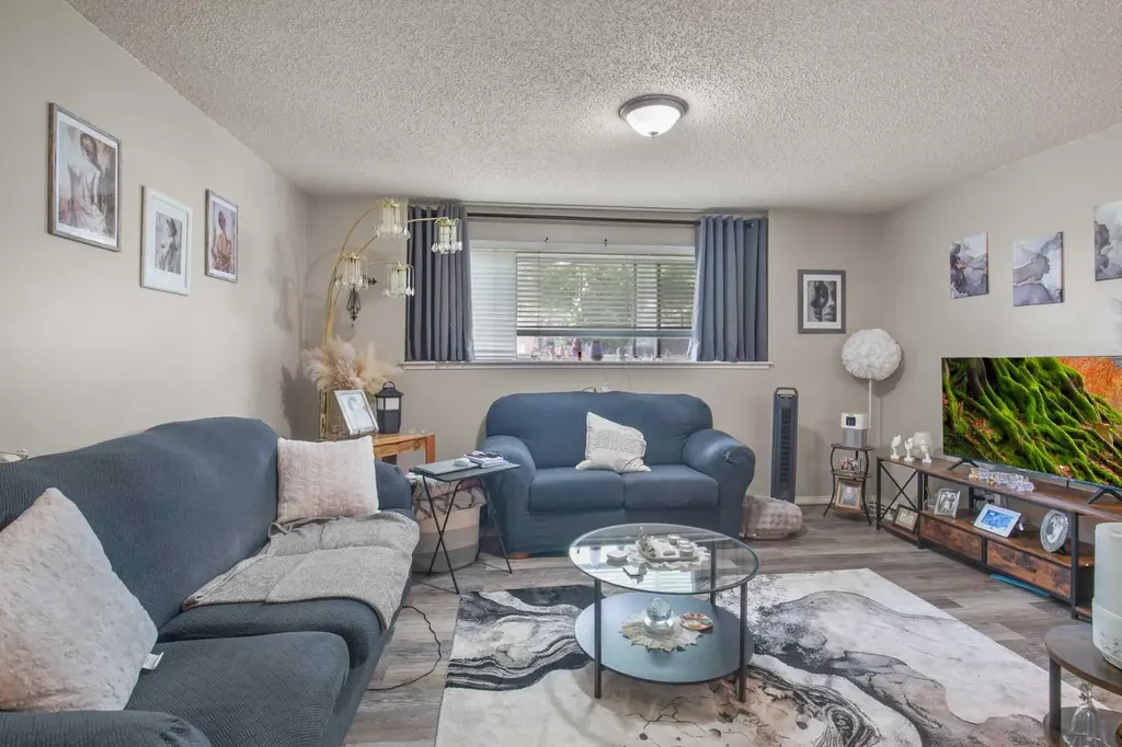 4639 48 Street Sylvan Lake AB T4S 1L4