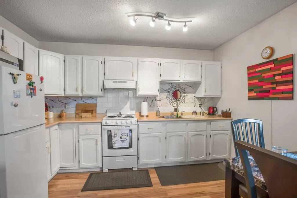 4639 48 Street Sylvan Lake AB T4S 1L4