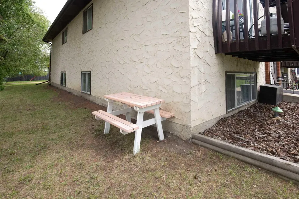 4639 48 Street Sylvan Lake AB T4S 1L4