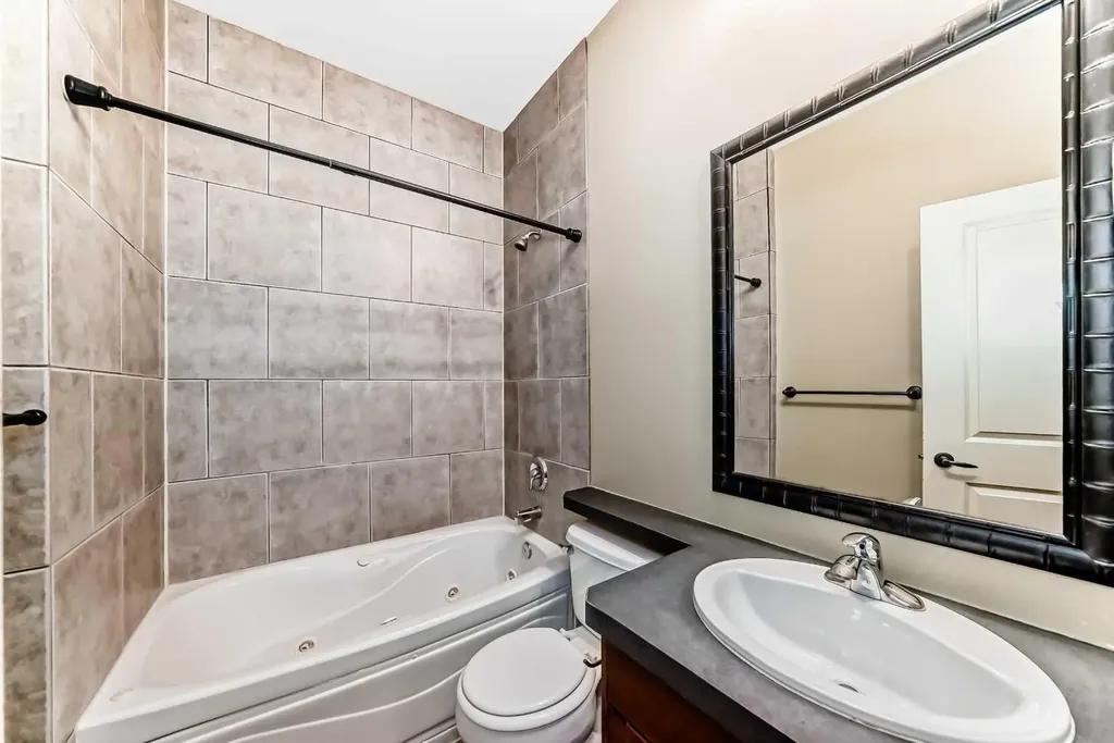 323 13 Avenue SW Calgary AB T2R 0K3