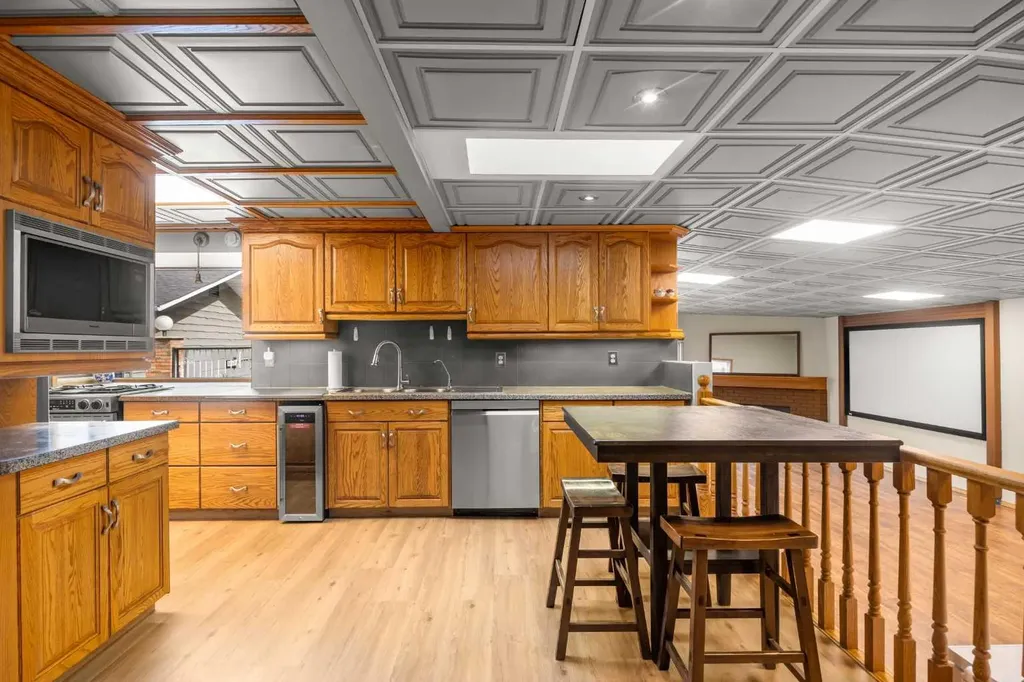 1408 104 Avenue SW Calgary AB T2W 0A6