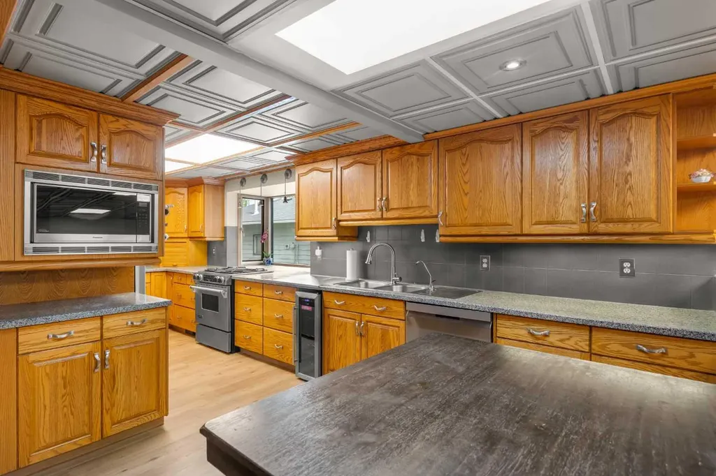 1408 104 Avenue SW Calgary AB T2W 0A6
