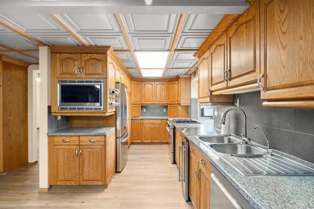 1408 104 Avenue SW Calgary AB T2W 0A6