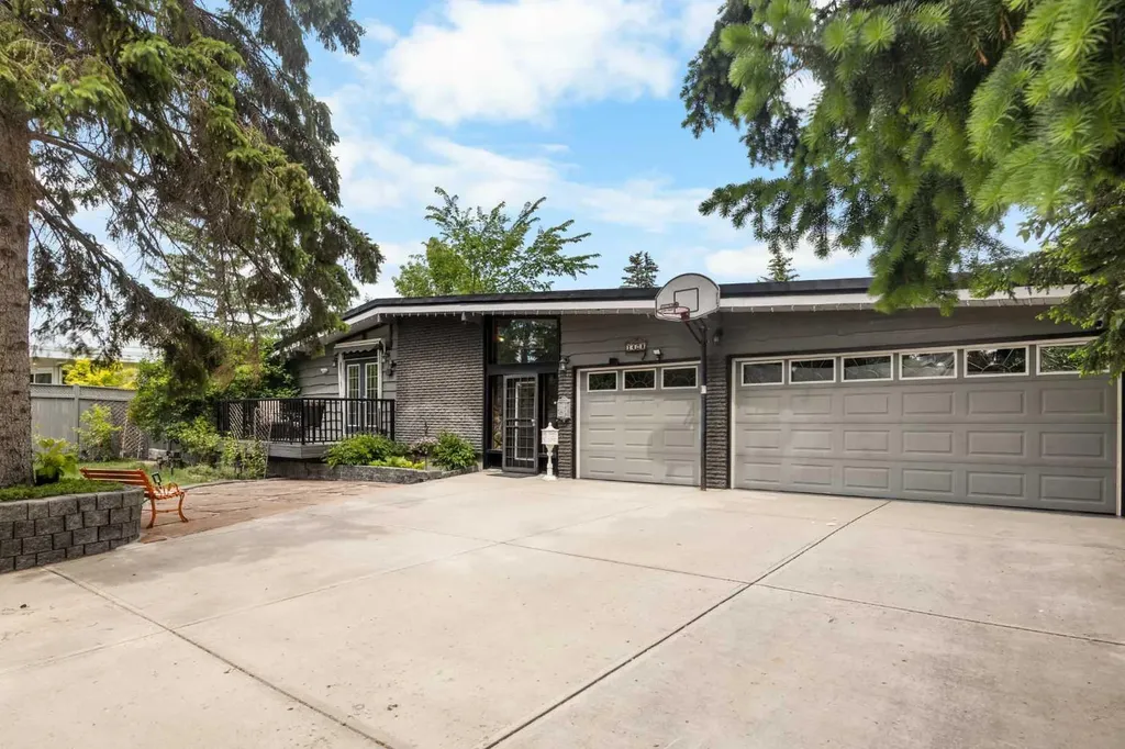 1408 104 Avenue SW Calgary AB T2W 0A6