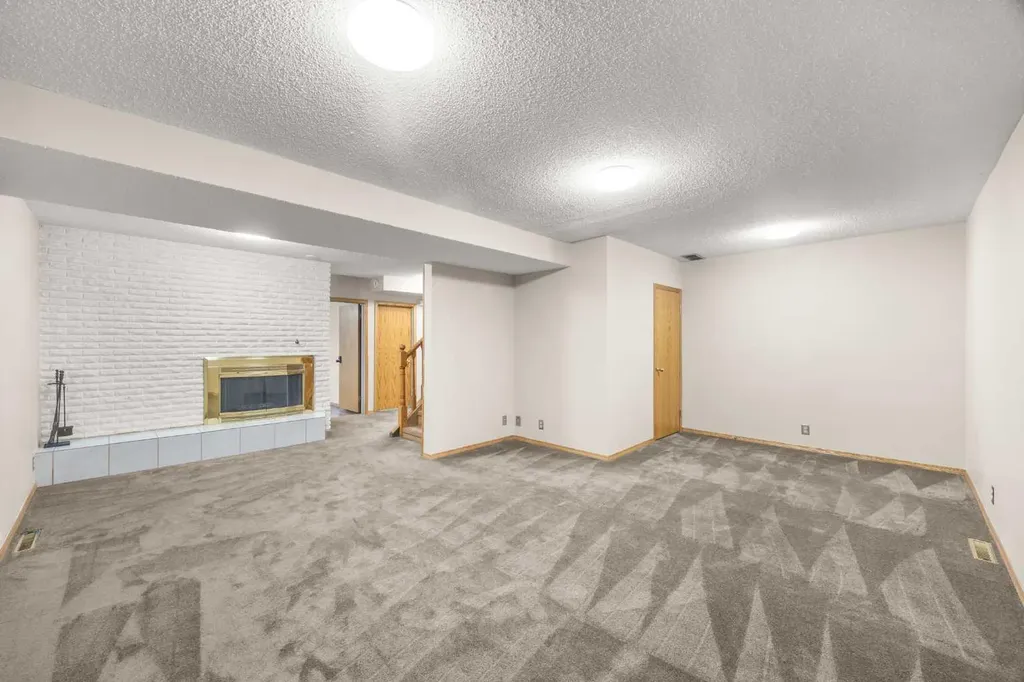 1408 104 Avenue SW Calgary AB T2W 0A6