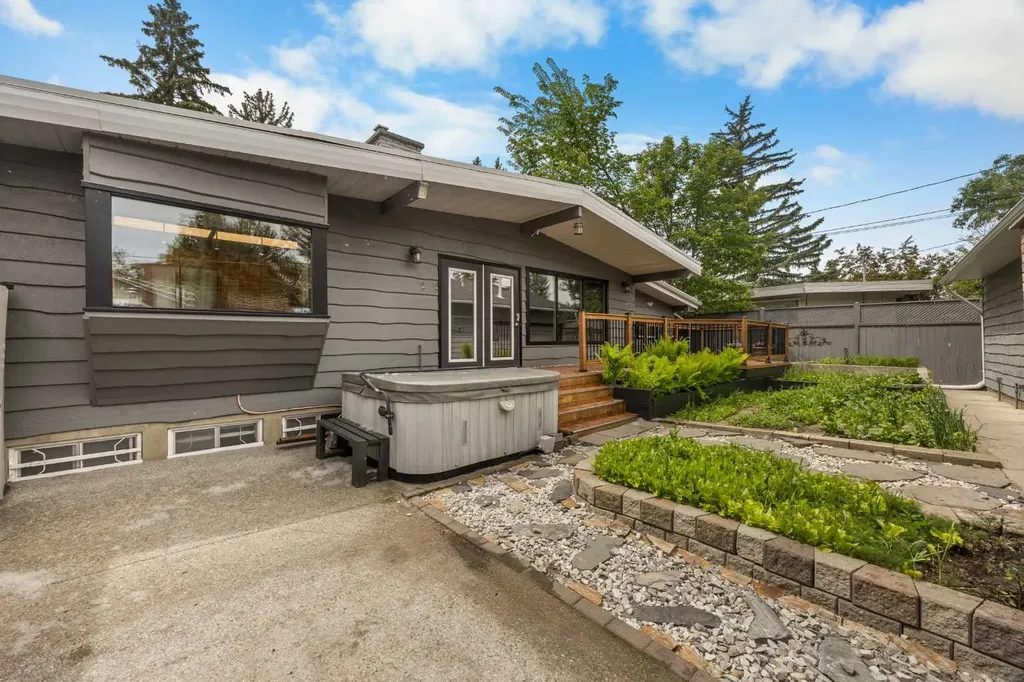 1408 104 Avenue SW Calgary AB T2W 0A6