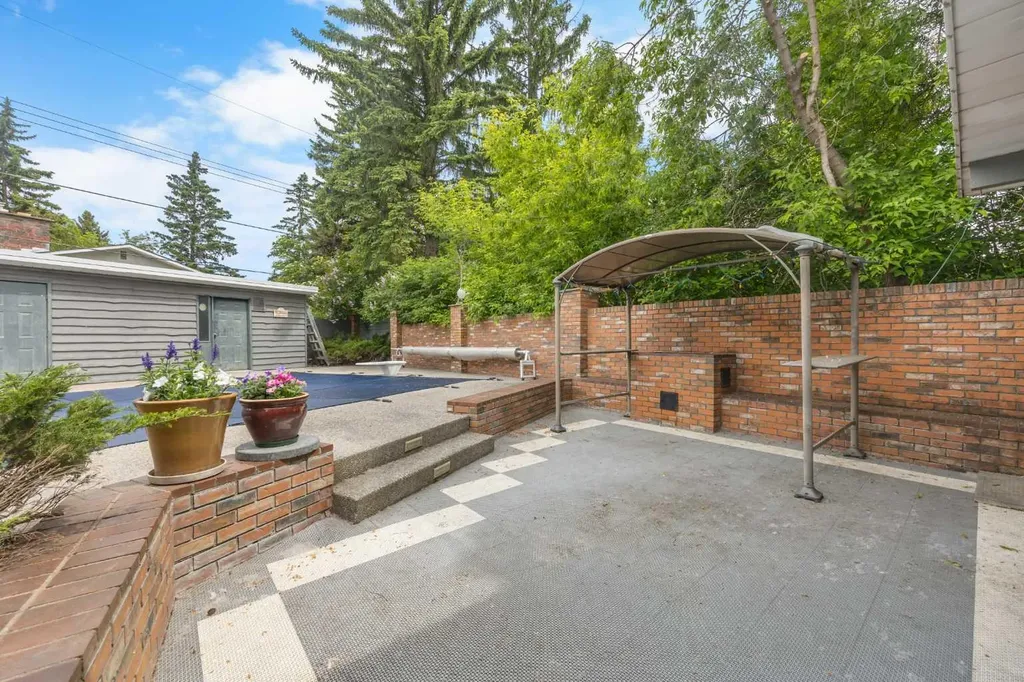 1408 104 Avenue SW Calgary AB T2W 0A6