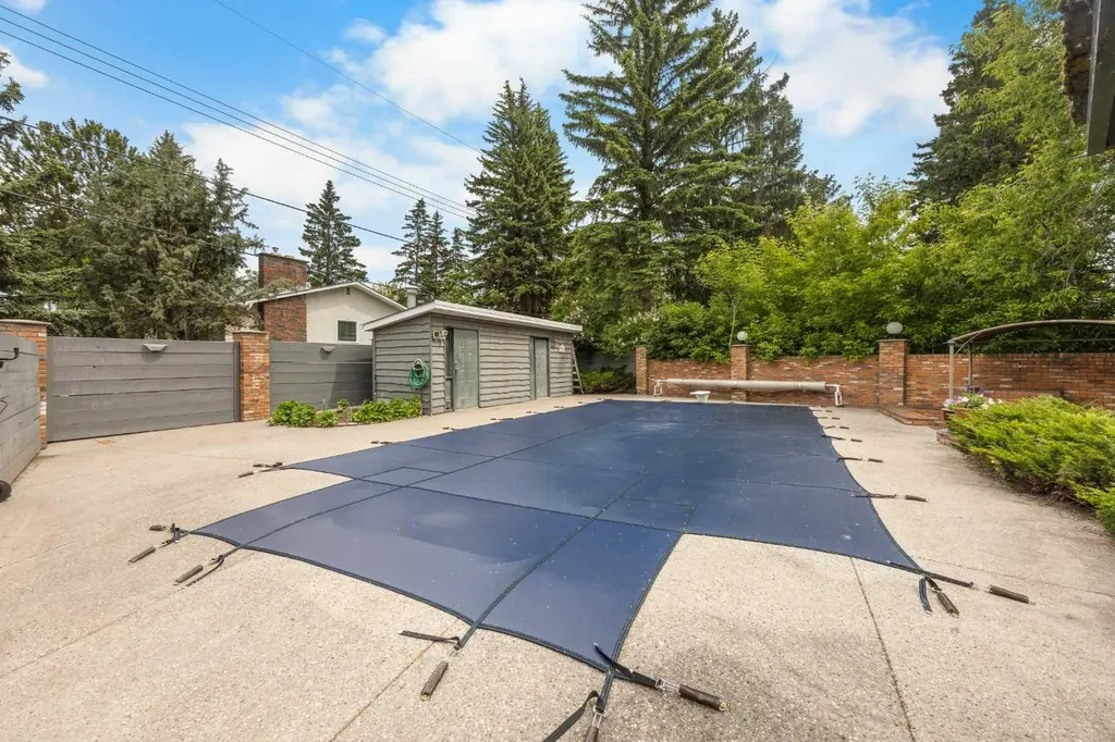 1408 104 Avenue SW Calgary AB T2W 0A6