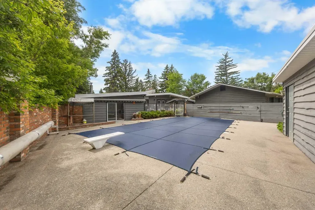1408 104 Avenue SW Calgary AB T2W 0A6
