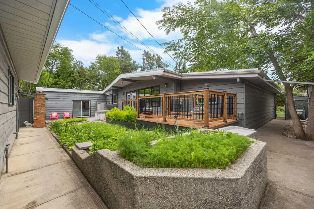 1408 104 Avenue SW Calgary AB T2W 0A6