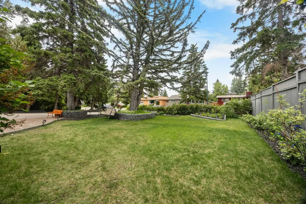 1408 104 Avenue SW Calgary AB T2W 0A6