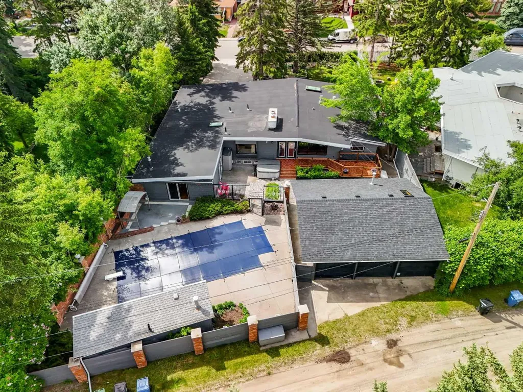 1408 104 Avenue SW Calgary AB T2W 0A6