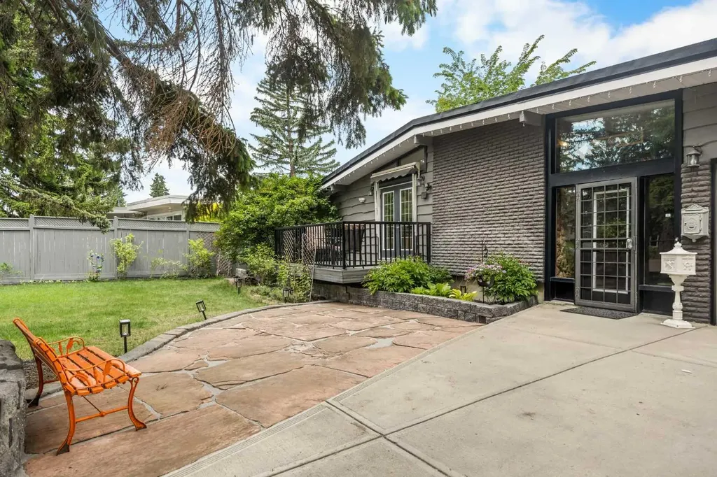 1408 104 Avenue SW Calgary AB T2W 0A6
