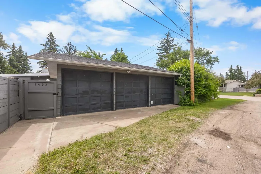 1408 104 Avenue SW Calgary AB T2W 0A6
