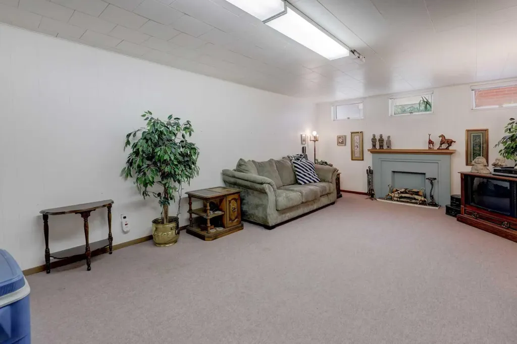 415 8 Street E Drumheller AB T0J0Y5