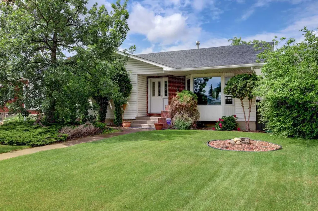415 8 Street E Drumheller AB T0J0Y5