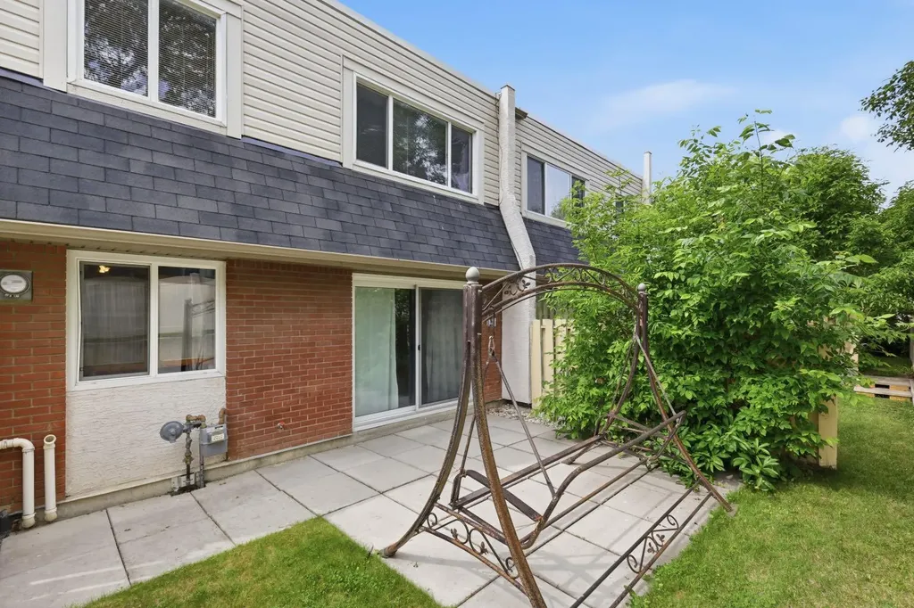 316 84 Avenue SE Calgary AB T2H1N4