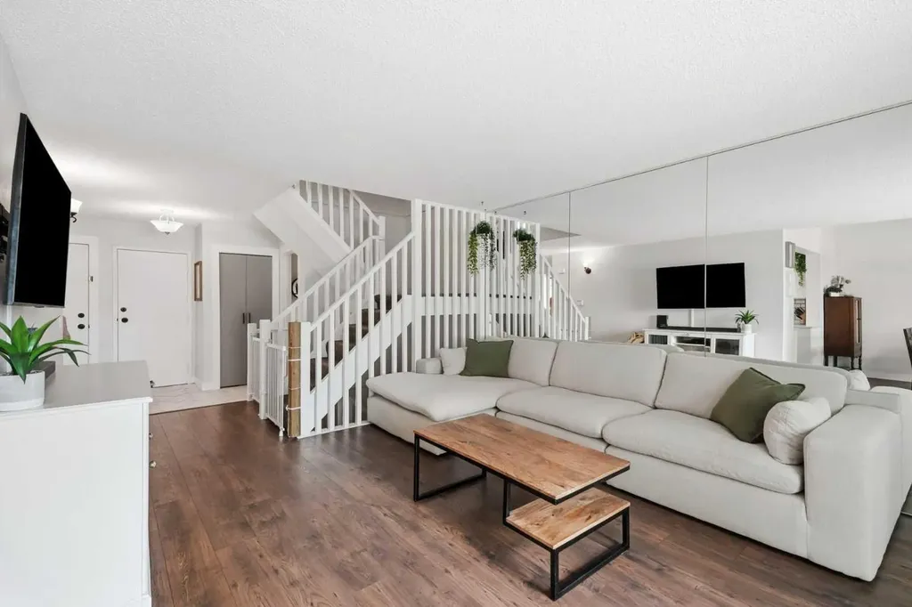 228 Theodore Place NW Calgary AB T2K 5S1