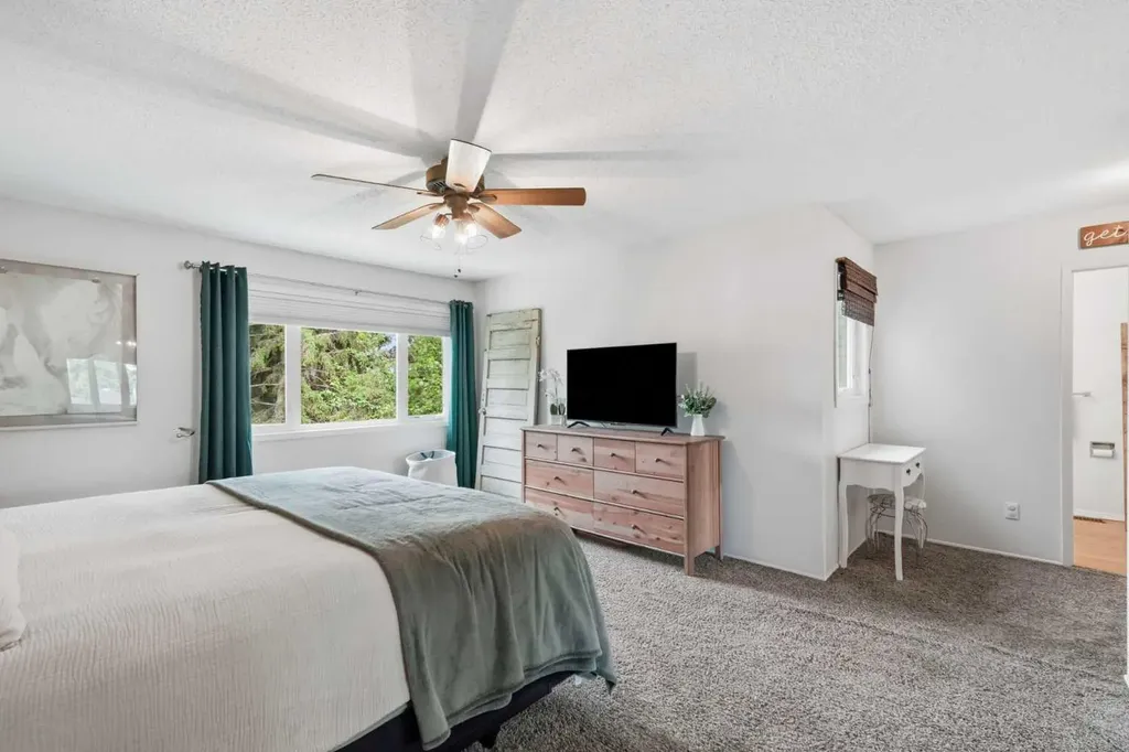 228 Theodore Place NW Calgary AB T2K 5S1