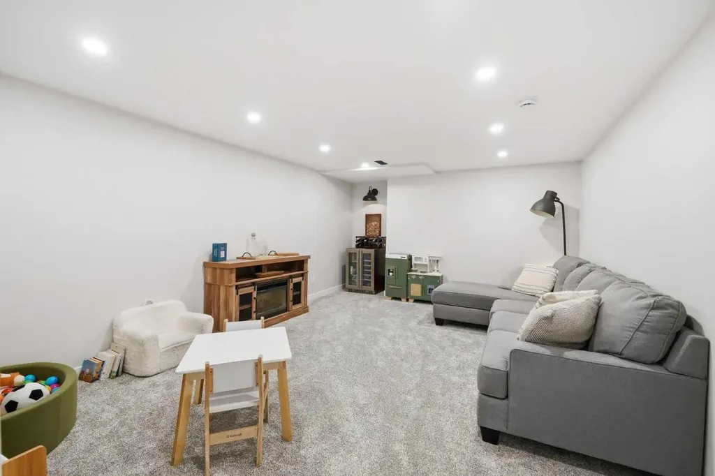 228 Theodore Place NW Calgary AB T2K 5S1