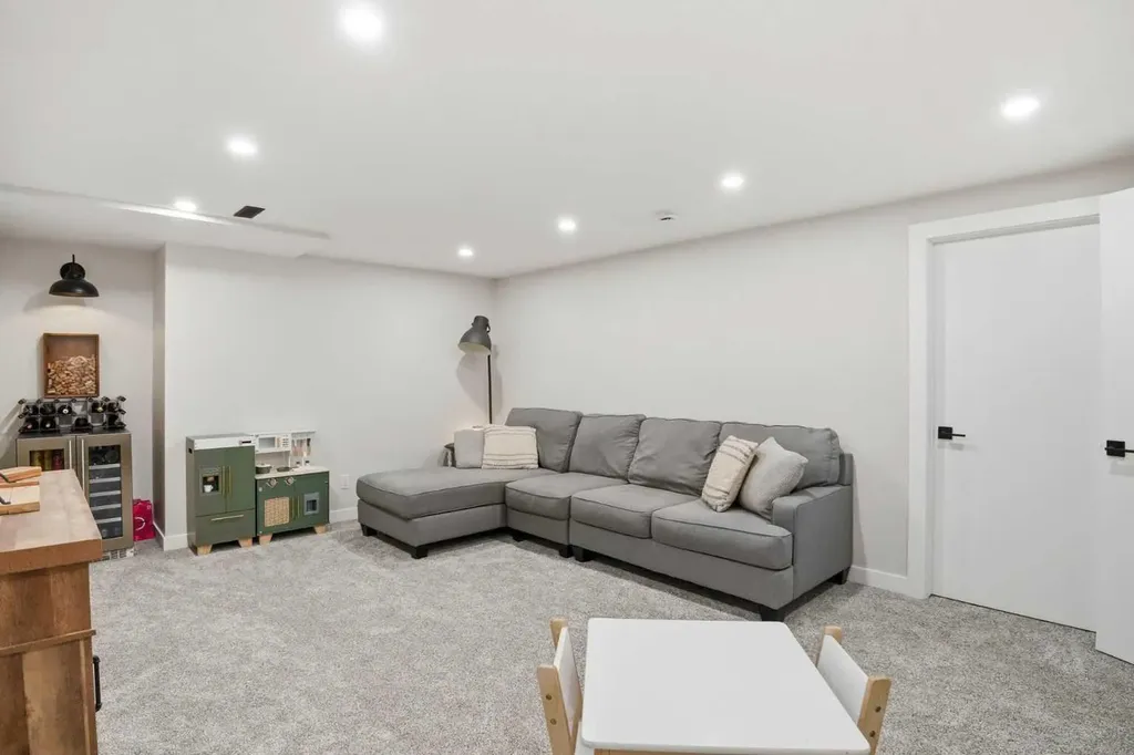 228 Theodore Place NW Calgary AB T2K 5S1