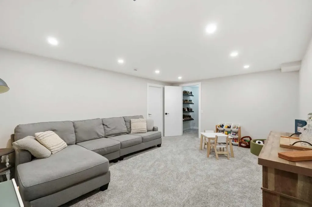 228 Theodore Place NW Calgary AB T2K 5S1