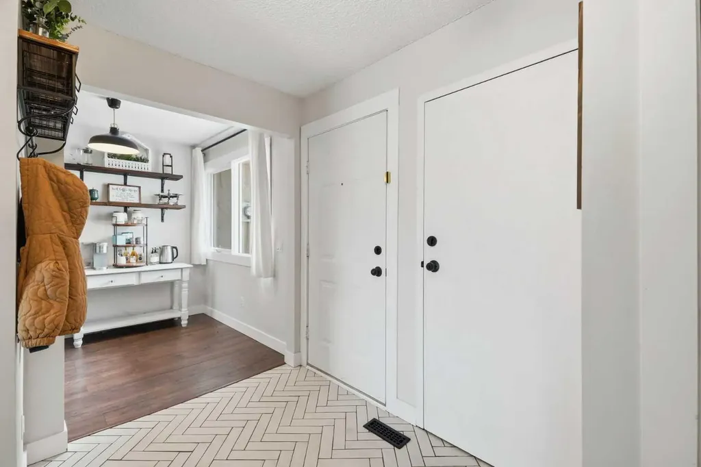 228 Theodore Place NW Calgary AB T2K 5S1